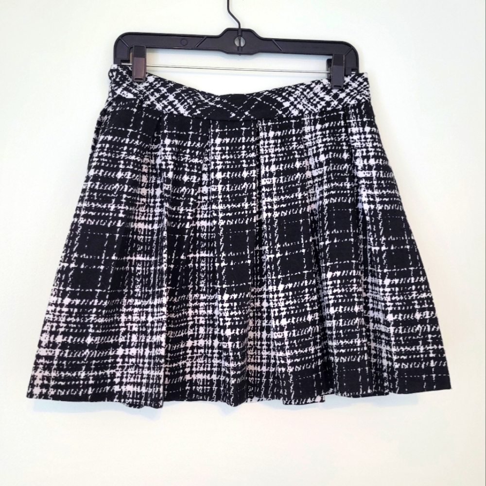 Banana Republic Black & White Pleated Skirt
